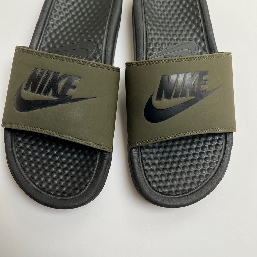 Nike Slides/sandals youth size 6 

Like new
